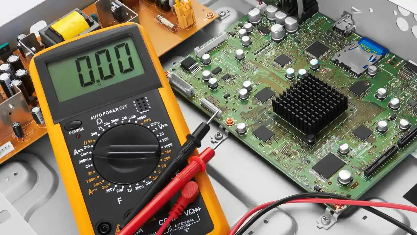 Test multimètre numérique des équipements de centre de données pour la précision de la maintenance et de la gestion des actifs.