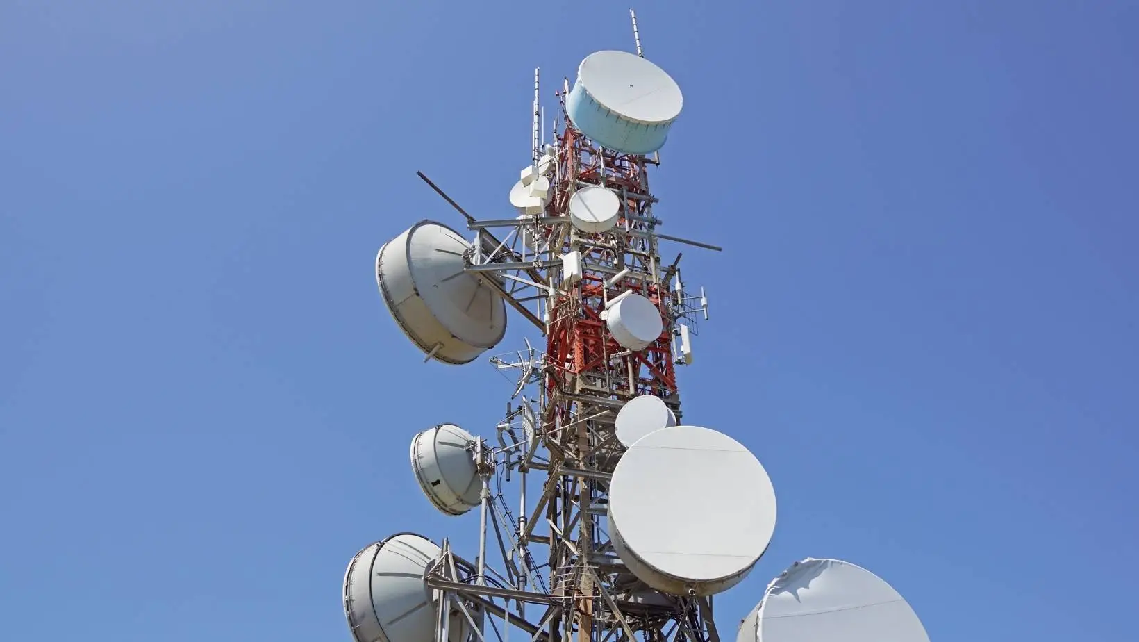 Tour de télécommunication prenant en charge la connectivité réseau et l'infrastructure de gestion des actifs.